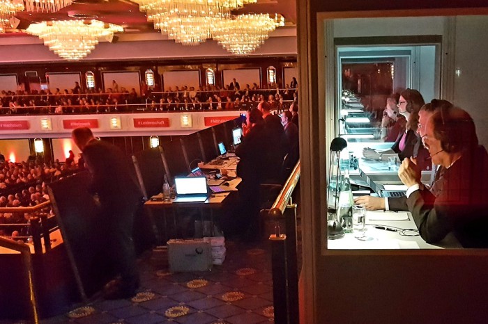 Englisch-Simultandolmetscher aus Nürnberg im Einsatz vor über 3.000 Gästen in Berlin